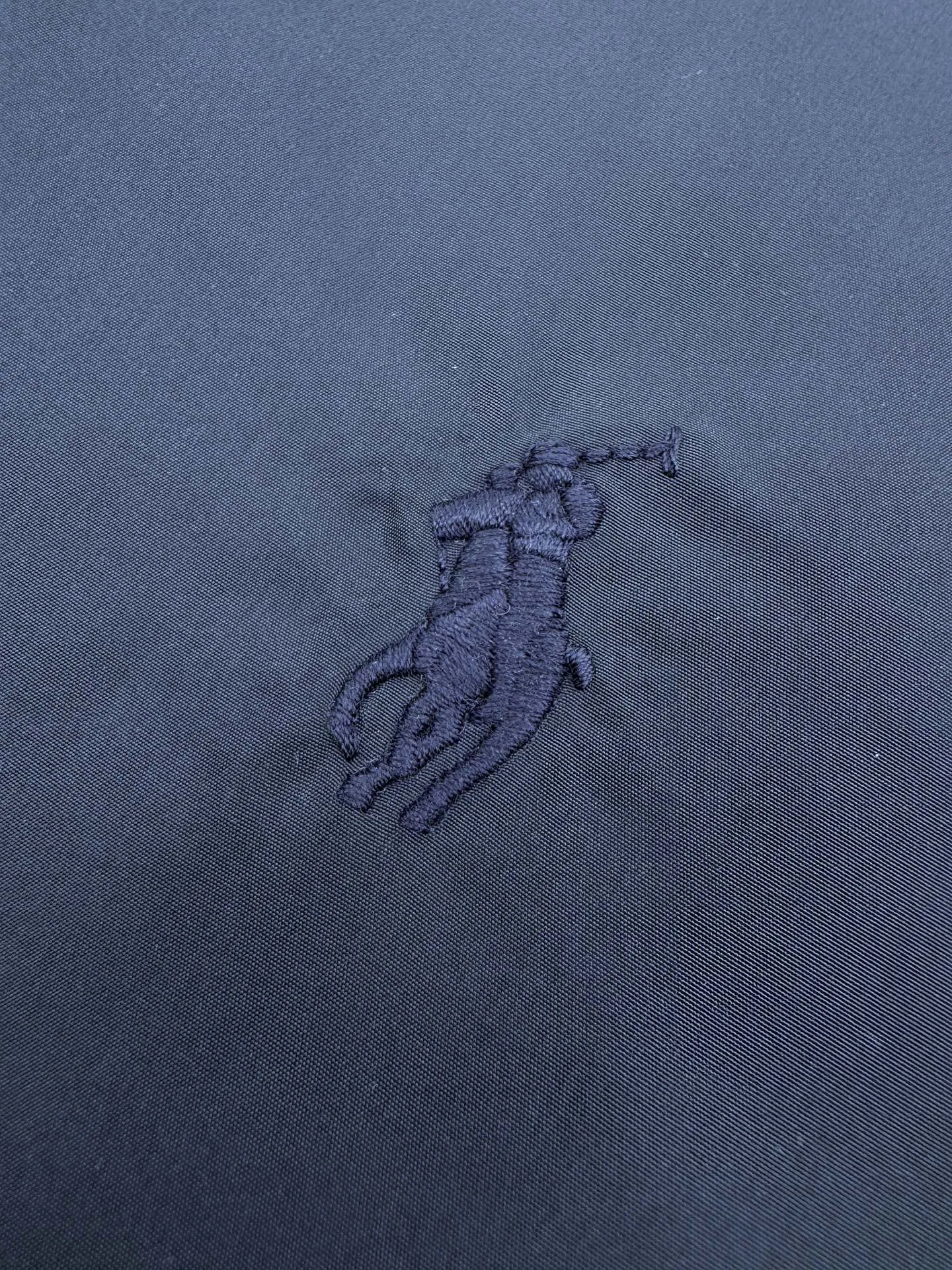 P580 Ralph Lauren logo embroidered reversible jacket. Customized matte moire taffeta and twill jacquard brocade. Light and tough, smooth drape. Comfortable and close to the skin. Quiet dark blue. Elegant style. Twin clothes. Style without boundaries. One side is decorated with twill jacquard brocade and has its own retro filter, like the pocket watch gear of an old-school gentleman. The other side is made of matte moiré taffeta to bring a sense of relaxation. Casual and casual genes. Exquisite pony logo is embellished throughout, making it highly recognizable. The classic stand-up collar is tied with three hidden buckle tabs. Simplicity dominates complexity. The design philosophy hidden in the details. Double-sided style. One garment hides old money and relaxation. Process 1: Use imported machine embroidery technology. Use advanced computer control system and precise mechanical components to realize the iconic pony embroidery operation. High precision. The lines are smooth and delicate. Process 2: Template machine bag opening. Preset templates guide the position of opening the bag. The accuracy of the shape and size ensures the quality of the bag opening effect. Process 3: Ergonomic three-dimensional cutting returns to traditional craftsmanship through segmentation, folding, shrinking, and stretching techniques. The so-called slow work produces fine work, which is respect for the material and the pursuit of feel. Complex workmanship, tedious, slow timeliness, and high loss. Process 4: The fabrics are washed carefully, the hand feel and texture are better, not easy to deform, not easy to shrink, not easy to fade, and maintain long-term beauty. Accessories: Customized 1:1 Ralph Lauren fruit buckle Customized 1:1 Ralph Lauren zipper Customized 1:1 Ralph Lauren puller Customized 1:1 Ralph Lauren trademark Version: Fitted version Function: Reversible, free to match Size: S M L XL
